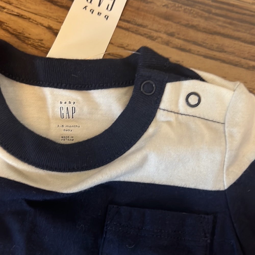 NEW! GAP Baby onesie 3-6 months - Picture 4 of 6